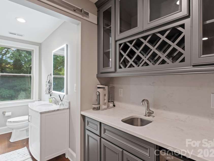 4611 Harper Court, Charlotte, NC 28210.  MLS# CAR4413590, YatesRealty ID 44828. Half bathroom & mini bar (third-level).