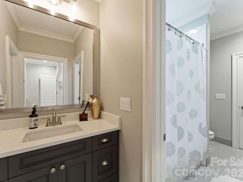 4611 Harper Court, Charlotte, NC 28210.  MLS# CAR4413590, YatesRealty ID 44828. Jack-and-Jill bathroom (second-level).