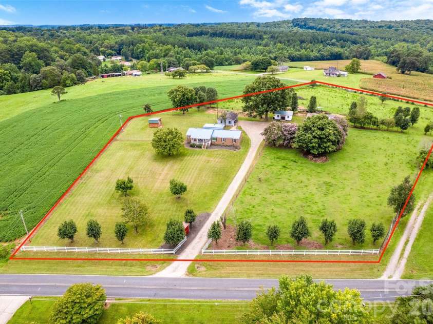 433 Mock Mill Road, Statesville, NC 28677.  MLS# CAR4413979, YatesRealty ID 44829. 