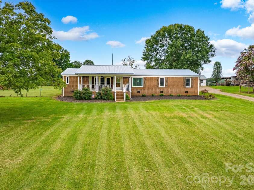 433 Mock Mill Road, Statesville, NC 28677.  MLS# CAR4413979, YatesRealty ID 44829. 