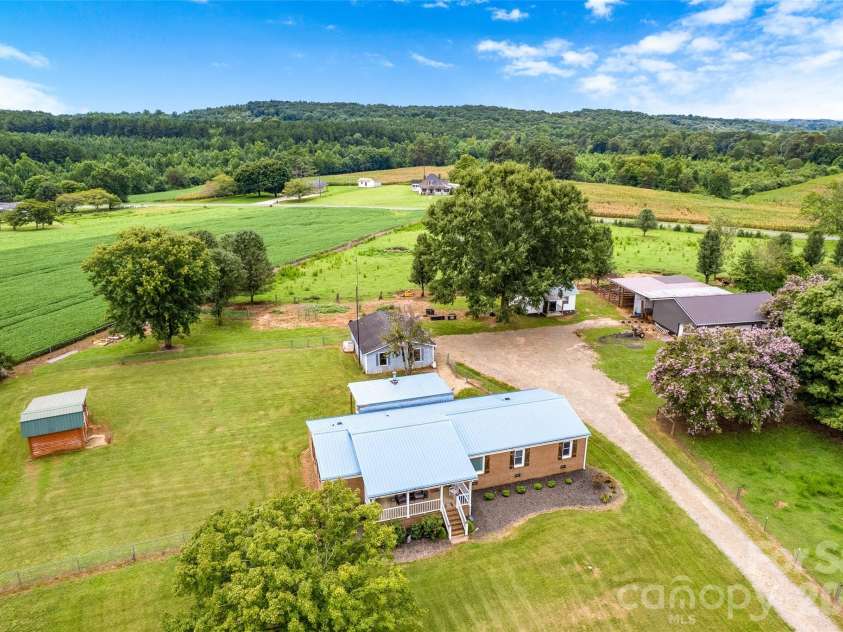433 Mock Mill Road, Statesville, NC 28677.  MLS# CAR4413979, YatesRealty ID 44829. 