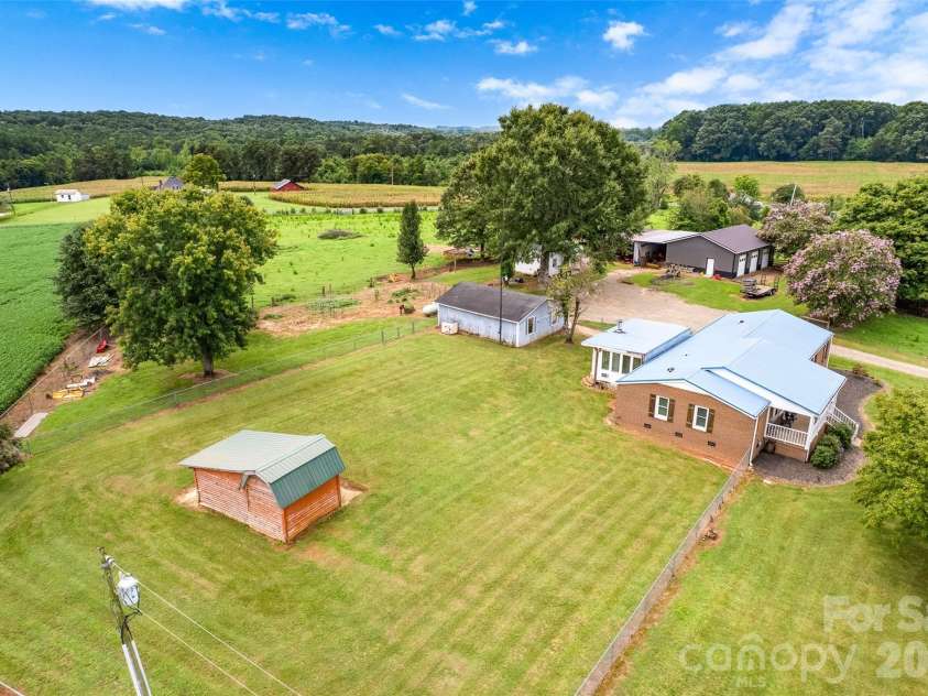 433 Mock Mill Road, Statesville, NC 28677.  MLS# CAR4413979, YatesRealty ID 44829. 