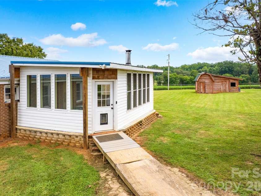 433 Mock Mill Road, Statesville, NC 28677.  MLS# CAR4413979, YatesRealty ID 44829. 