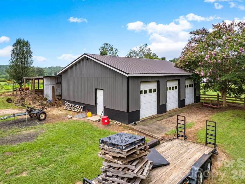 433 Mock Mill Road, Statesville, NC 28677.  MLS# CAR4413979, YatesRealty ID 44829. 