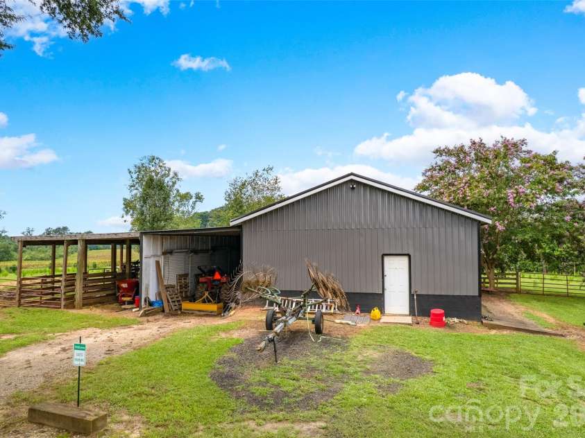 433 Mock Mill Road, Statesville, NC 28677.  MLS# CAR4413979, YatesRealty ID 44829. 