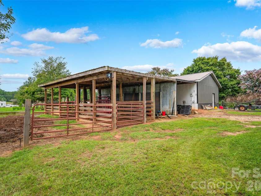 433 Mock Mill Road, Statesville, NC 28677.  MLS# CAR4413979, YatesRealty ID 44829. 