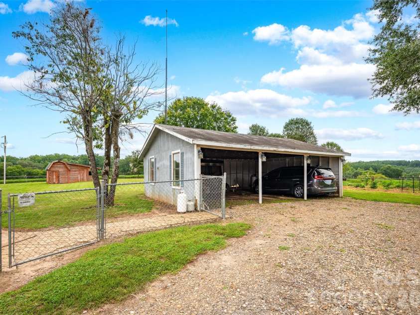 433 Mock Mill Road, Statesville, NC 28677.  MLS# CAR4413979, YatesRealty ID 44829. 