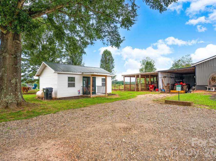 433 Mock Mill Road, Statesville, NC 28677.  MLS# CAR4413979, YatesRealty ID 44829. 