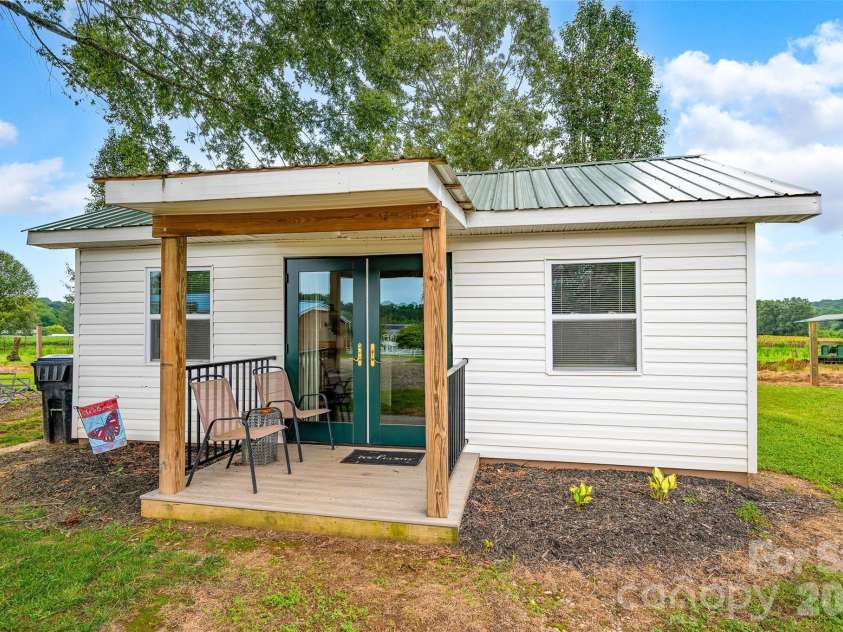 433 Mock Mill Road, Statesville, NC 28677.  MLS# CAR4413979, YatesRealty ID 44829. 