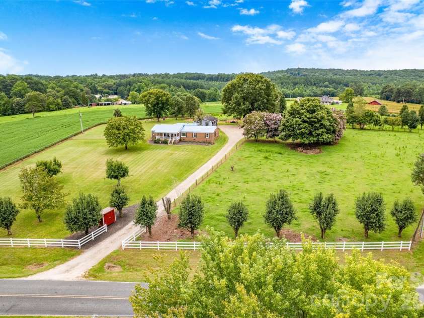 433 Mock Mill Road, Statesville, NC 28677.  MLS# CAR4413979, YatesRealty ID 44829. 