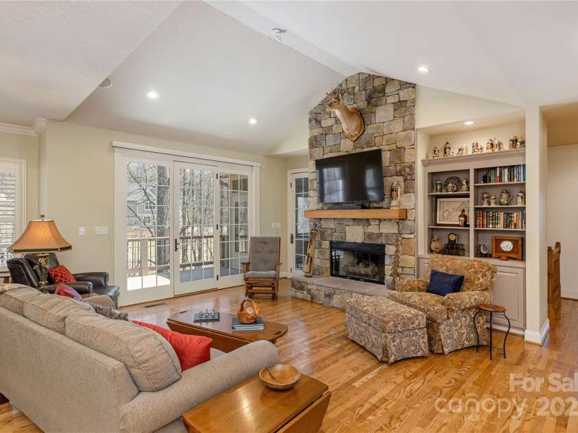 23 Dartmoor Court, Flat Rock, NC 28731.  MLS# CAR4241308, YatesRealty ID 4483. Living Room