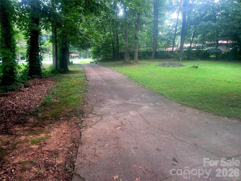 121 Sylvan Drive, Statesville, NC 28677.  MLS# CAR4414812, YatesRealty ID 44831. Driveway