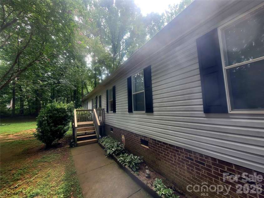 121 Sylvan Drive, Statesville, NC 28677.  MLS# CAR4414812, YatesRealty ID 44831. Front walk