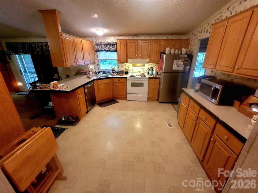 121 Sylvan Drive, Statesville, NC 28677.  MLS# CAR4414812, YatesRealty ID 44831. Kitchen