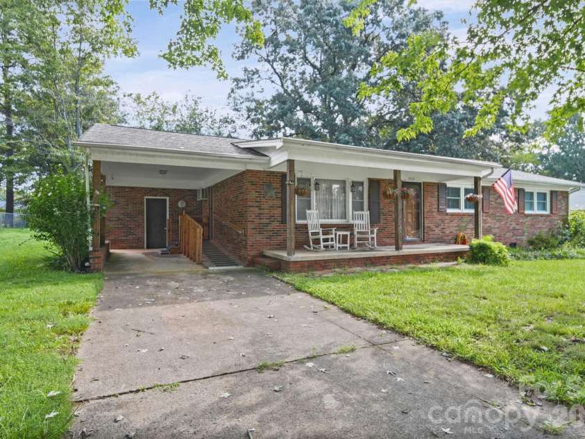 3502 Merry Oaks Lane, Dallas, NC 28034.  MLS# CAR4412355, YatesRealty ID 44832. 