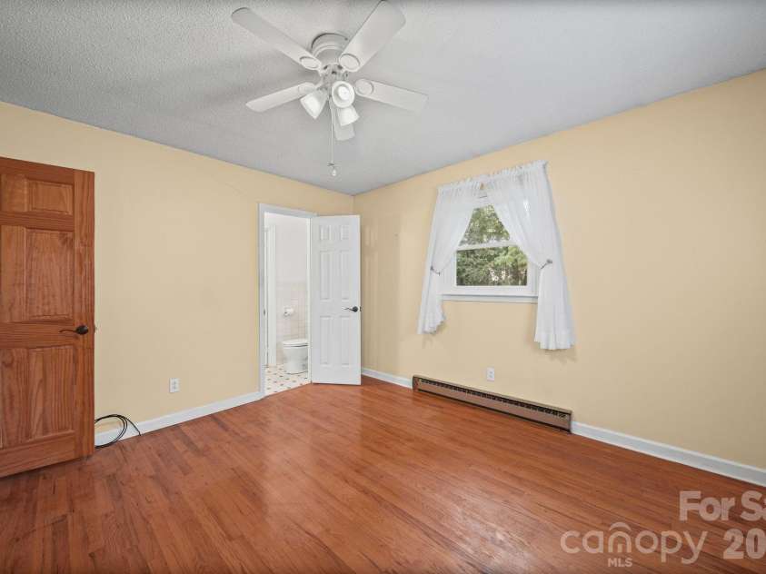 3502 Merry Oaks Lane, Dallas, NC 28034.  MLS# CAR4412355, YatesRealty ID 44832. 