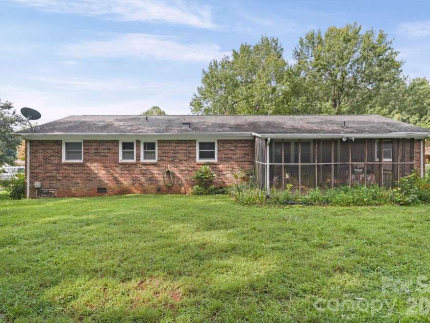 3502 Merry Oaks Lane, Dallas, NC 28034.  MLS# CAR4412355, YatesRealty ID 44832. 