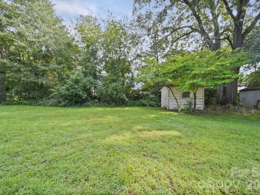 3502 Merry Oaks Lane, Dallas, NC 28034.  MLS# CAR4412355, YatesRealty ID 44832. 