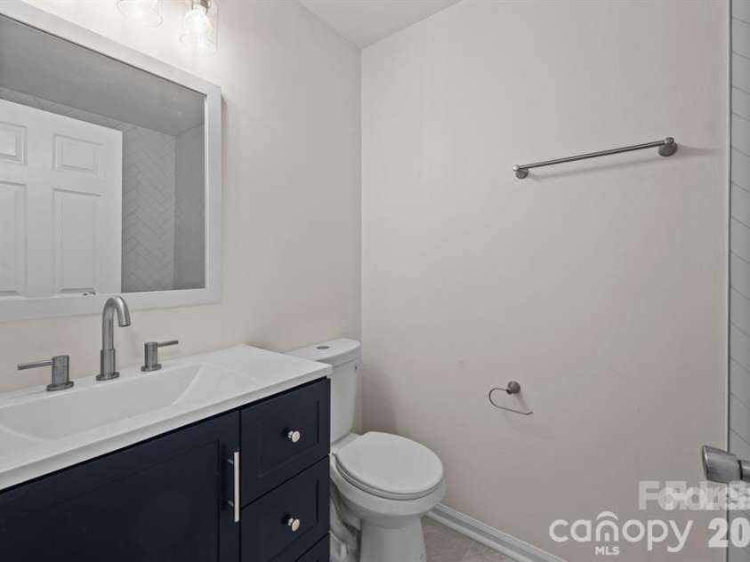 6203 Rosecroft Drive, Charlotte, NC 28215.  MLS# CAR4409527, YatesRealty ID 44835. Bathroom 2