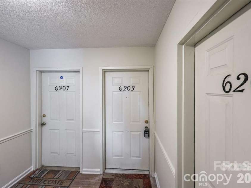 6203 Rosecroft Drive, Charlotte, NC 28215.  MLS# CAR4409527, YatesRealty ID 44835. Entry hall