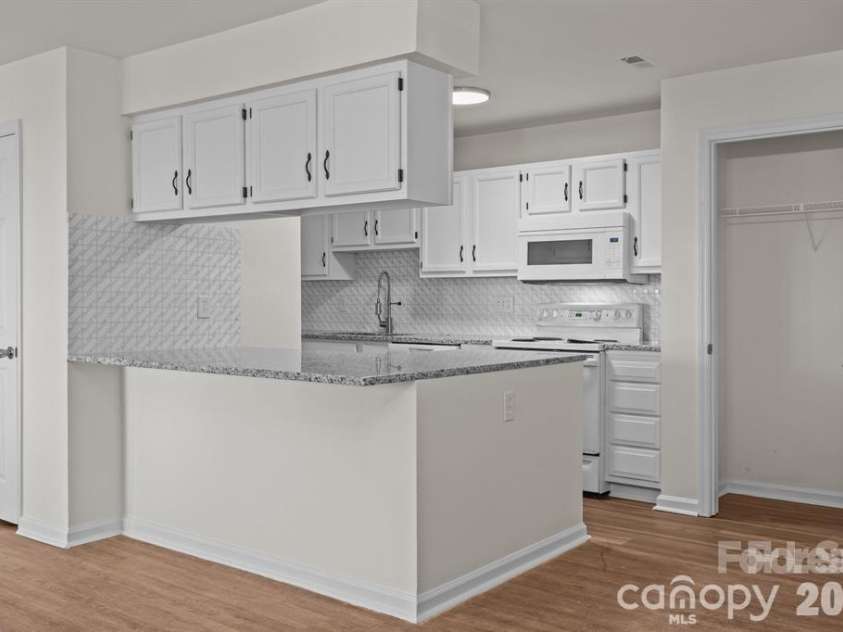 6203 Rosecroft Drive, Charlotte, NC 28215.  MLS# CAR4409527, YatesRealty ID 44835. Kitchen
