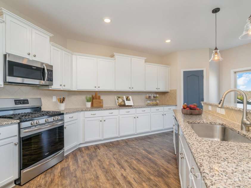 1878 Sapphire Meadow Drive, Fort Mill, SC 29715.  MLS# CAR4209802, YatesRealty ID 4485. Large open kitchen