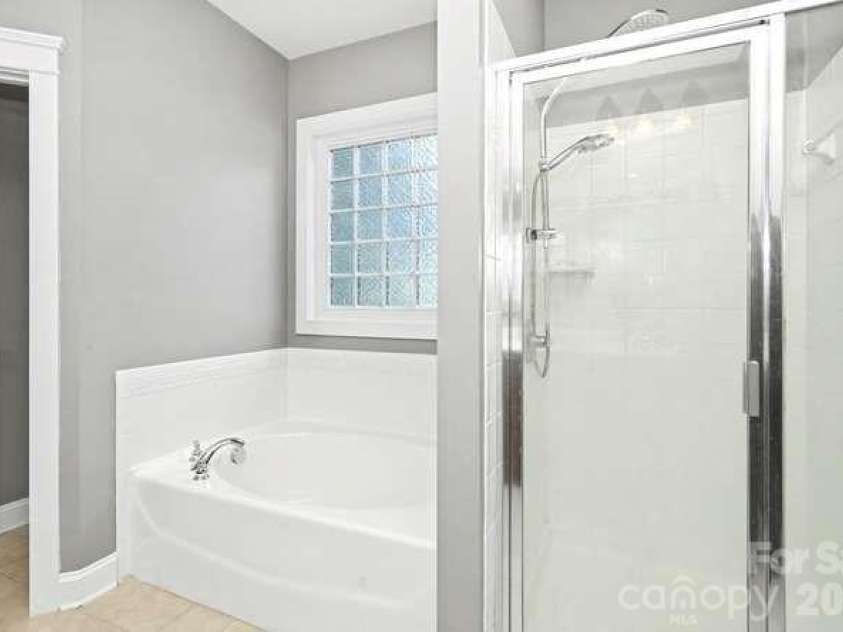 742 Revival Row, Fort Mill, SC 29708.  MLS# CAR4414341, YatesRealty ID 44850. Garden Tub