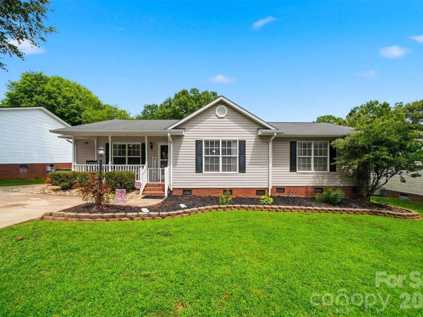 927 Victoria Avenue, Kannapolis, NC 28081.  MLS# CAR4400959, YatesRealty ID 44851. 