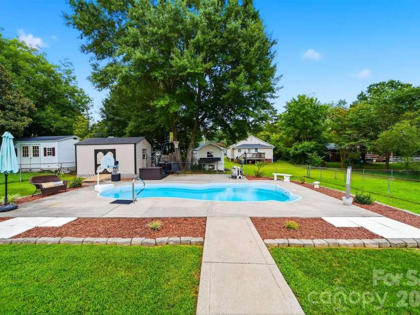 927 Victoria Avenue, Kannapolis, NC 28081.  MLS# CAR4400959, YatesRealty ID 44851. 