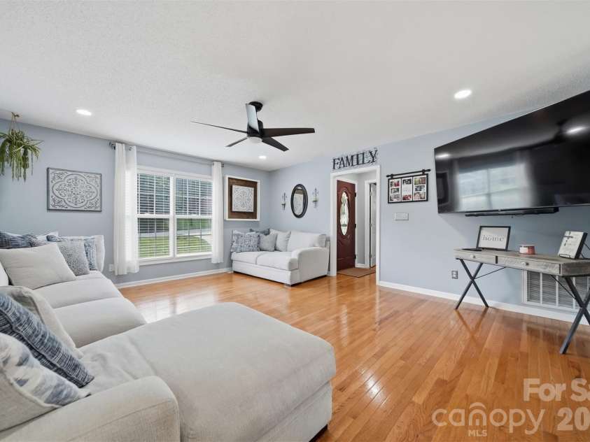 927 Victoria Avenue, Kannapolis, NC 28081.  MLS# CAR4400959, YatesRealty ID 44851. 