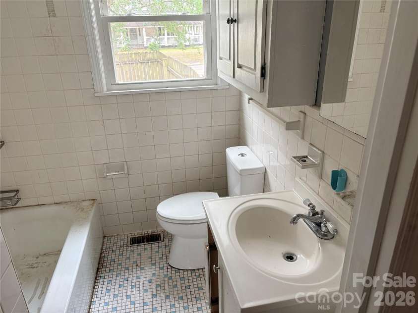 102 Minor Street, Kershaw, SC 29067.  MLS# CAR4415297, YatesRealty ID 44852. Bathroom