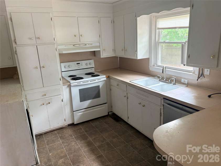 102 Minor Street, Kershaw, SC 29067.  MLS# CAR4415297, YatesRealty ID 44852. Kitchen