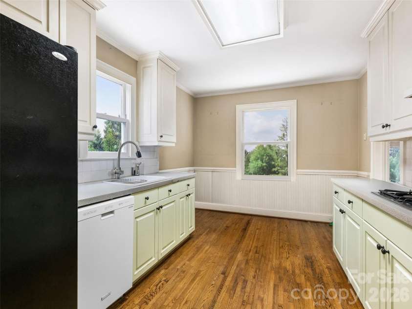 646 Marsh Road, Charlotte, NC 28209.  MLS# CAR4410641, YatesRealty ID 44858. Kitchen