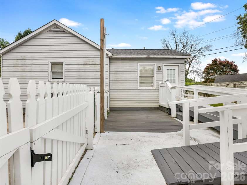 646 Marsh Road, Charlotte, NC 28209.  MLS# CAR4410641, YatesRealty ID 44858. Side Yard