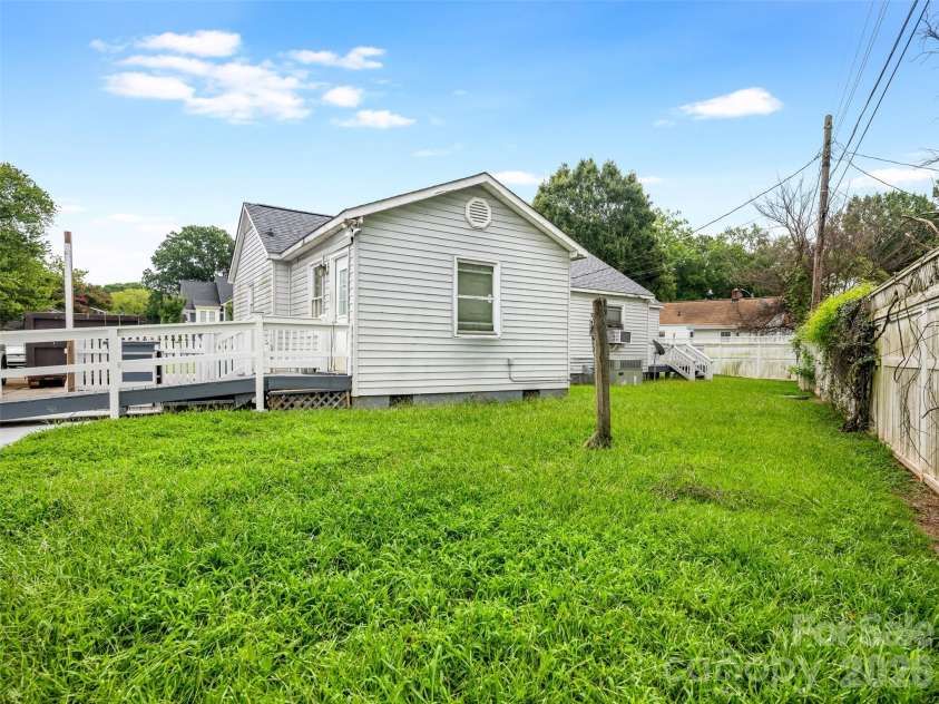 646 Marsh Road, Charlotte, NC 28209.  MLS# CAR4410641, YatesRealty ID 44858. Side Yard