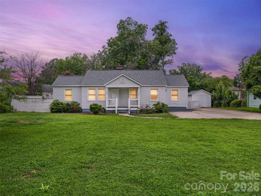 646 Marsh Road, Charlotte, NC 28209.  MLS# CAR4410641, YatesRealty ID 44858. Welcome Home - Sedgefield