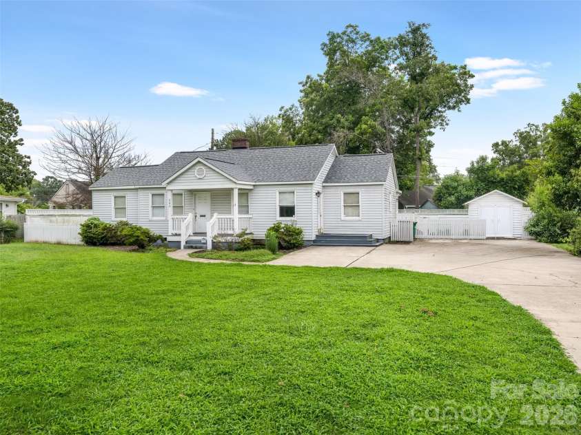 646 Marsh Road, Charlotte, NC 28209.  MLS# CAR4410641, YatesRealty ID 44858. Welcome Home - Sedgefield