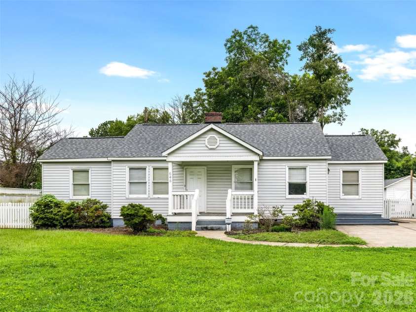 646 Marsh Road, Charlotte, NC 28209.  MLS# CAR4410641, YatesRealty ID 44858. Welcome Home : Sedgefield