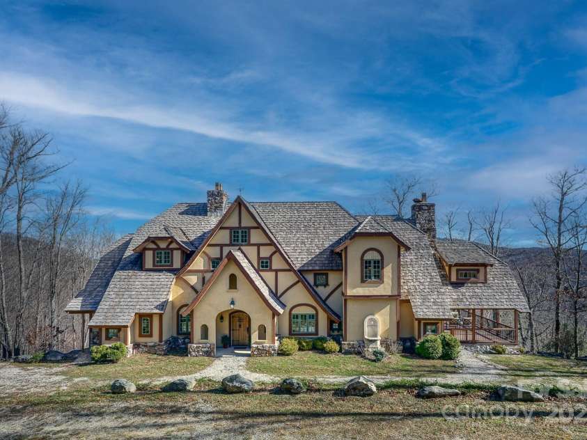 628 Rock Ledge Lane, Linville, NC 28646.  MLS# CAR4230974, YatesRealty ID 4486. Linville Ridge English Cottage