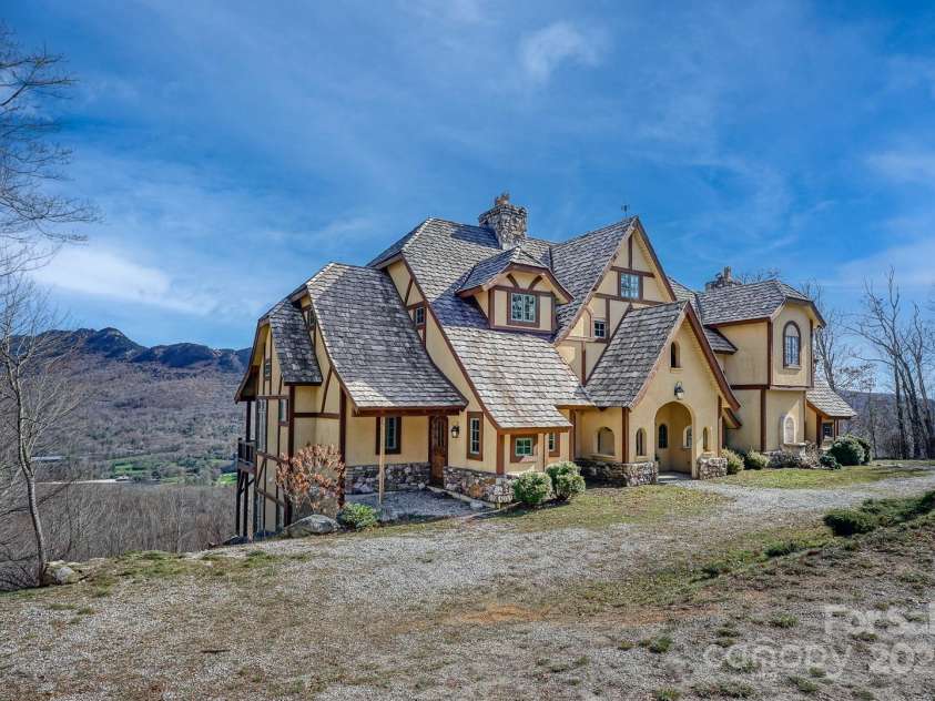 628 Rock Ledge Lane, Linville, NC 28646.  MLS# CAR4230974, YatesRealty ID 4486. Stunning Grandfather Mountain Views