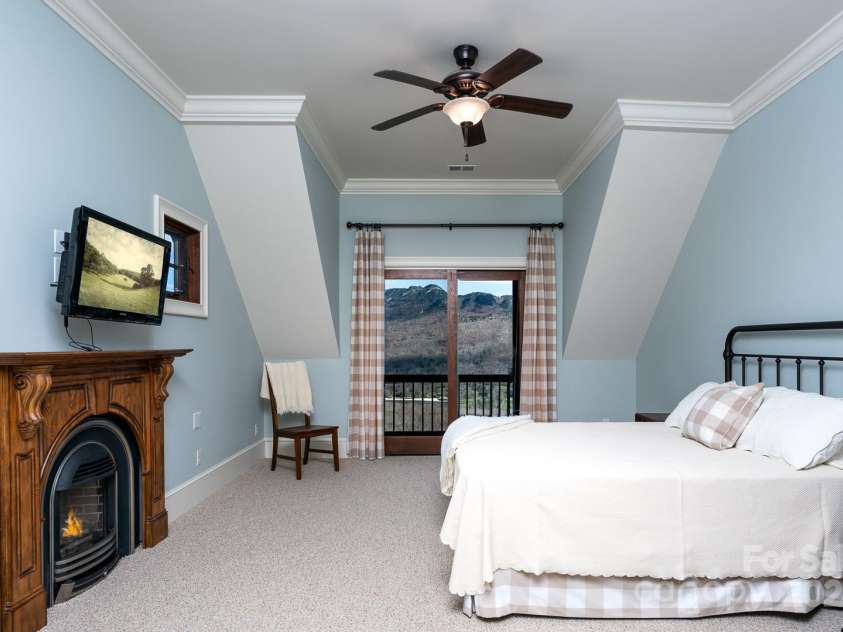 628 Rock Ledge Lane, Linville, NC 28646.  MLS# CAR4230974, YatesRealty ID 4486. Two of Two Upper Level Ensuites