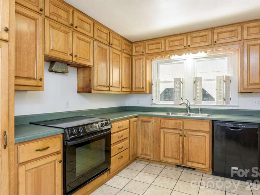 32 Kathy Drive, Waynesville, NC 28786.  MLS# CAR4411160, YatesRealty ID 44862. Kitchen