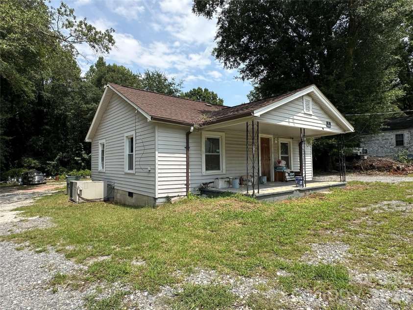2518 Crescent Lane, Gastonia, NC 28052.  MLS# CAR4414760, YatesRealty ID 44864. 
