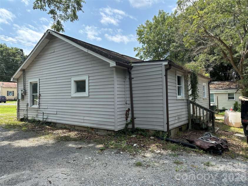 2518 Crescent Lane, Gastonia, NC 28052.  MLS# CAR4414760, YatesRealty ID 44864. 