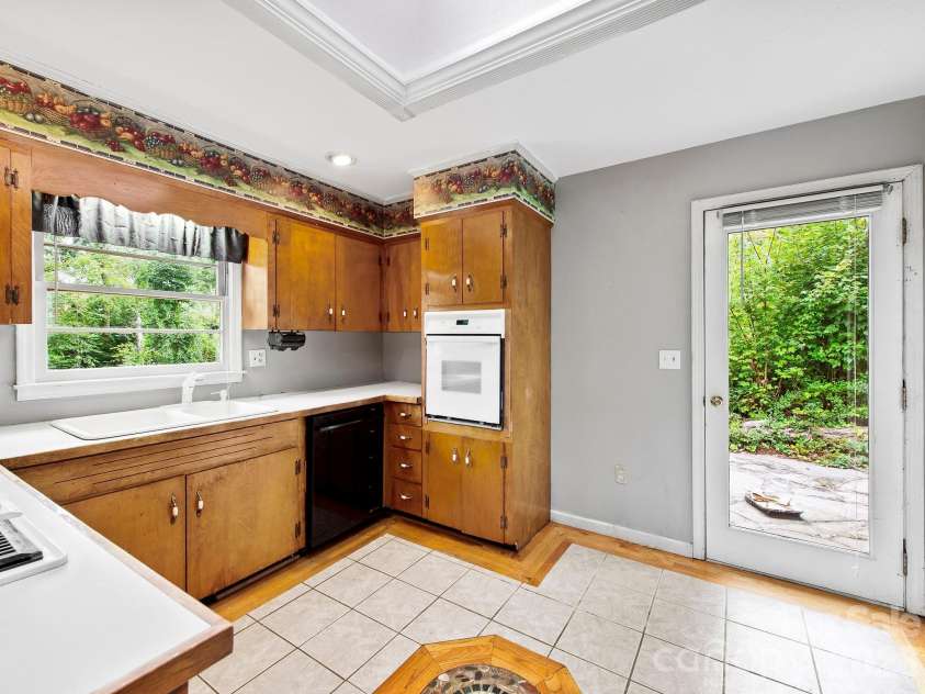 48 Faircrest Road, Asheville, NC 28804.  MLS# CAR4415306, YatesRealty ID 44868. 