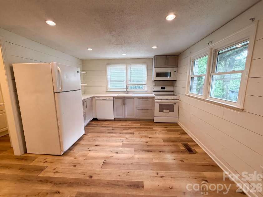 1017 White Lane, Gastonia, NC 28052.  MLS# CAR4415334, YatesRealty ID 44875. 