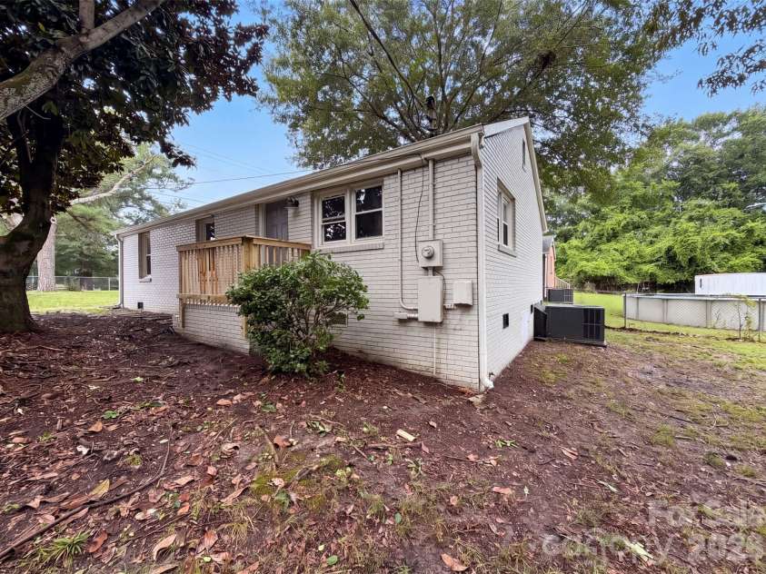 1017 White Lane, Gastonia, NC 28052.  MLS# CAR4415334, YatesRealty ID 44875. 
