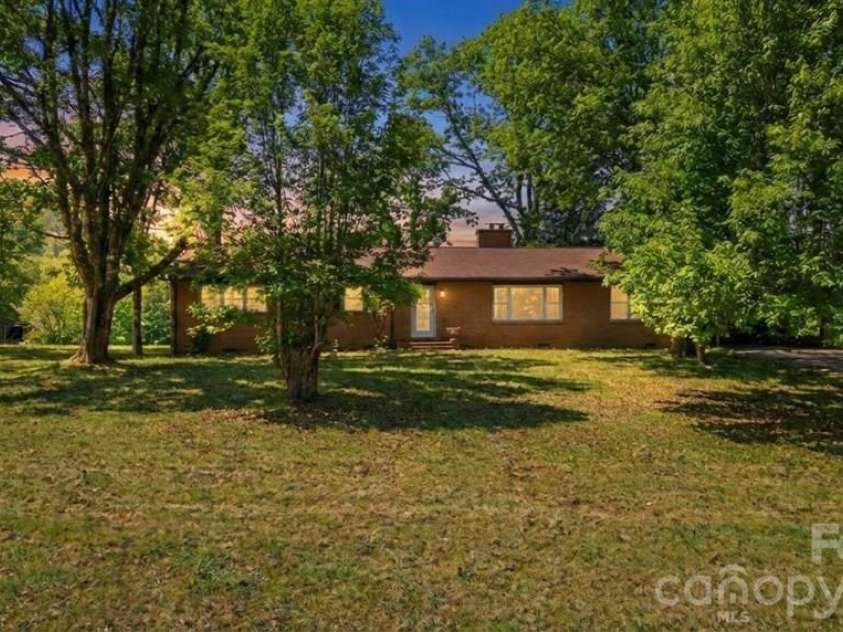 2977 HWY 64 Highway, Hayesville, NC 28904.  MLS# CAR4382674, YatesRealty ID 44880. 