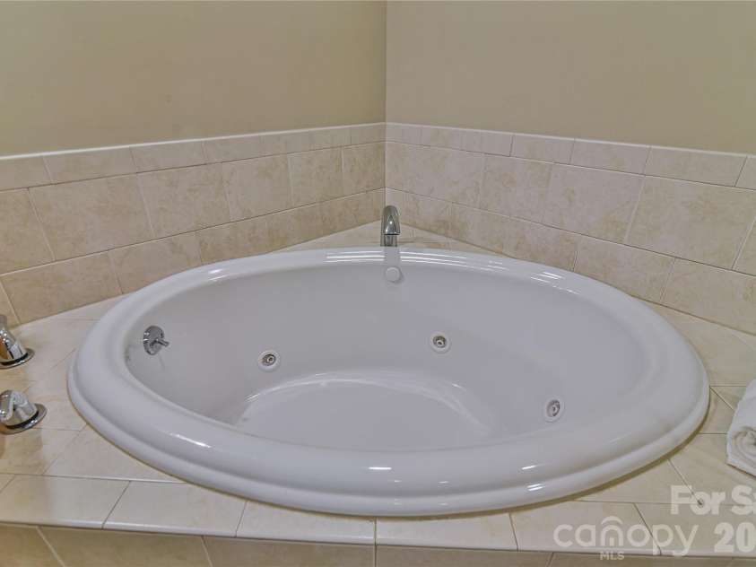 211 Bowling Park Road, Asheville, NC 28803.  MLS# CAR4413692, YatesRealty ID 44884. 