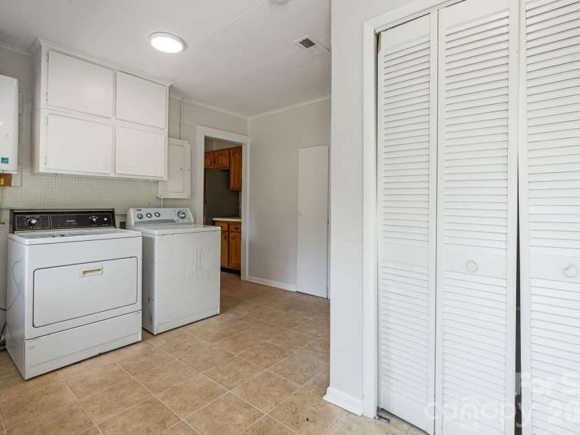 48 Carrier Street, Asheville, NC 28806.  MLS# CAR4413452, YatesRealty ID 44890. 